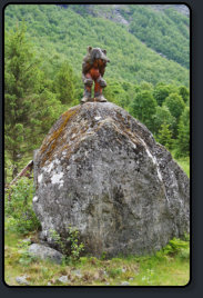 Geschnitzter Troll auf einem Stein