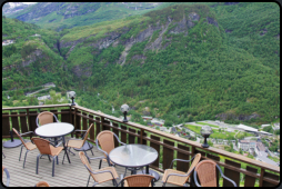 Blick von der Terrasse des Restaurant "Vesteras" auf den Ort Geiranger