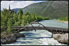 Holzbrücke über den Fluß Bøvre