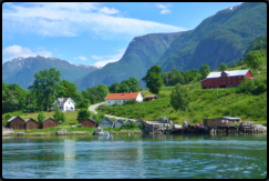 Der Fähranleger Urnes am Lusterfjord