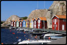 Bunt bemalte Fischerhütten und Bootshäuser am Ängebacken