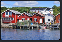 Typische Schwedenhäuser am Yachthafen von Resö