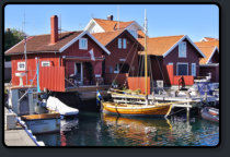 Typische Schwedenhäuser am Der Yachthafen von Fjällbacka