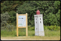 Informationstafel und ein Modell des Leuchtturm von "Rubjerg Knude"