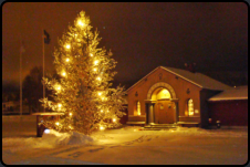 Weihnachtsbaum vor dem Eingang zur Grube