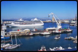 Blick über den Hafen auf Kreuzfahrschiff Nautica